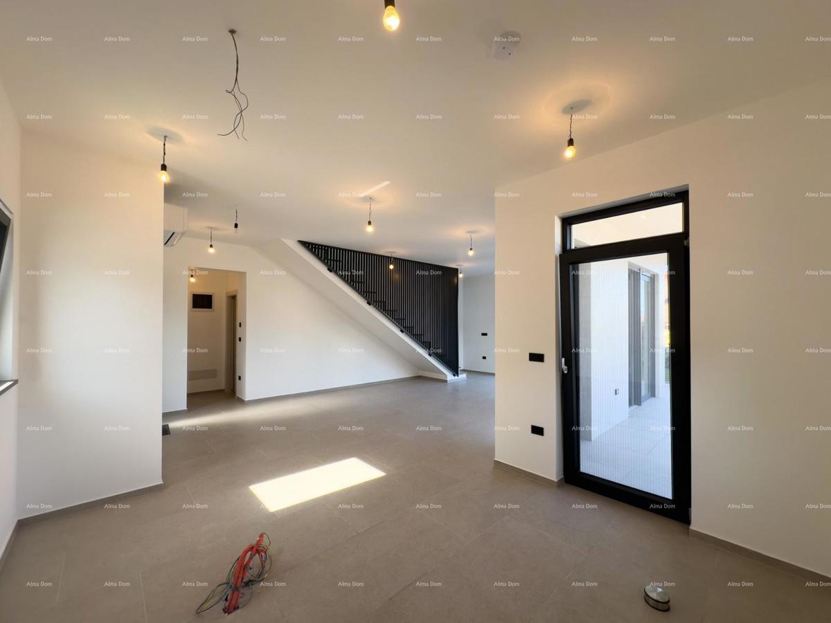 Vendiamo villa bifamiliare con piscina e garage