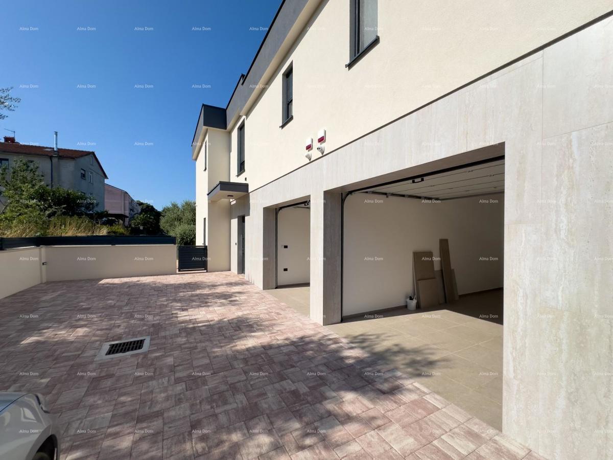 Vendiamo villa bifamiliare con piscina e garage