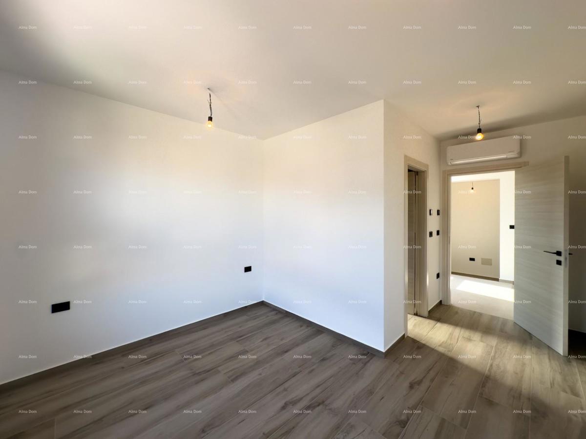 Vendiamo villa bifamiliare con piscina e garage