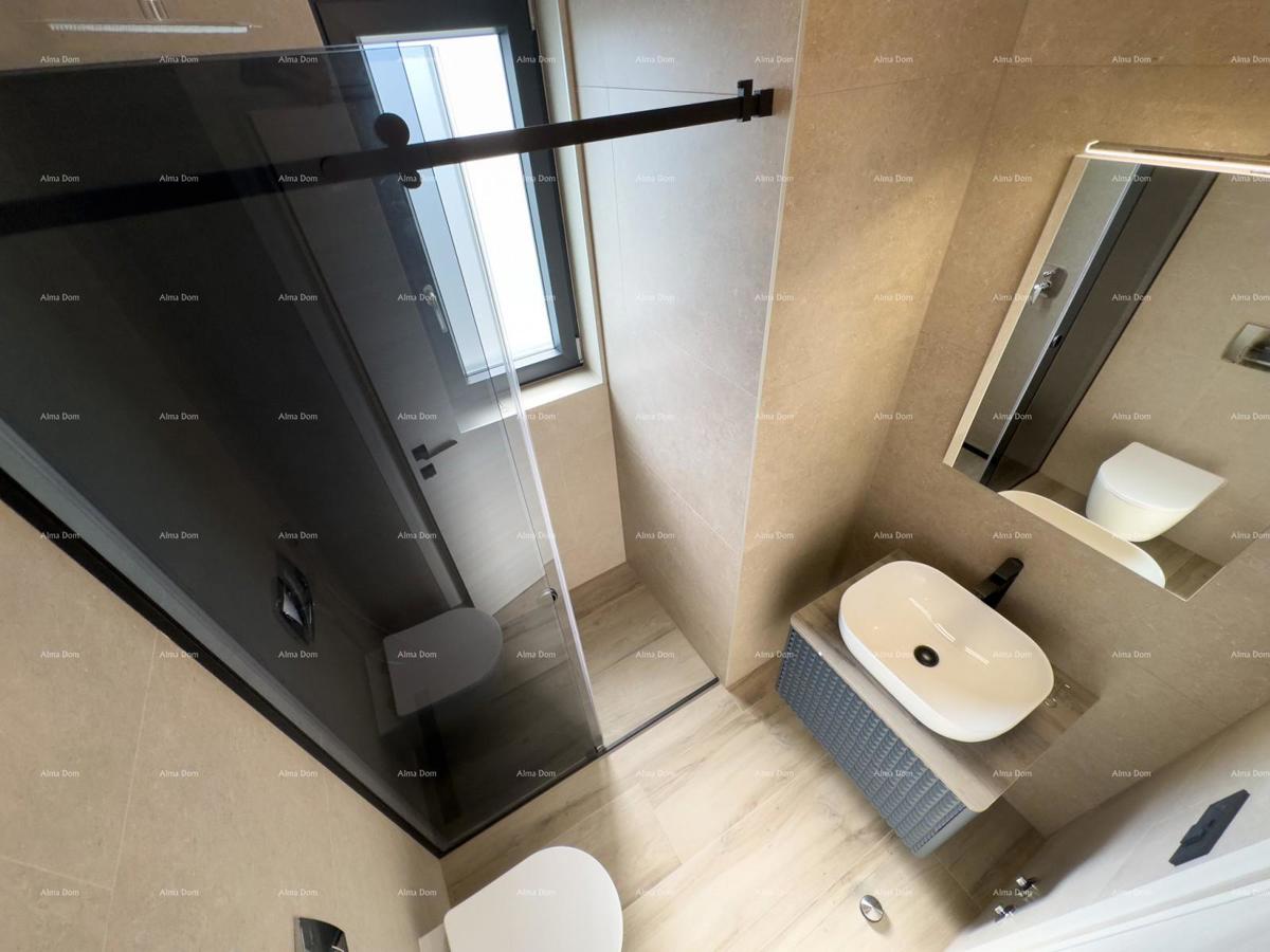 Vendiamo villa bifamiliare con piscina e garage