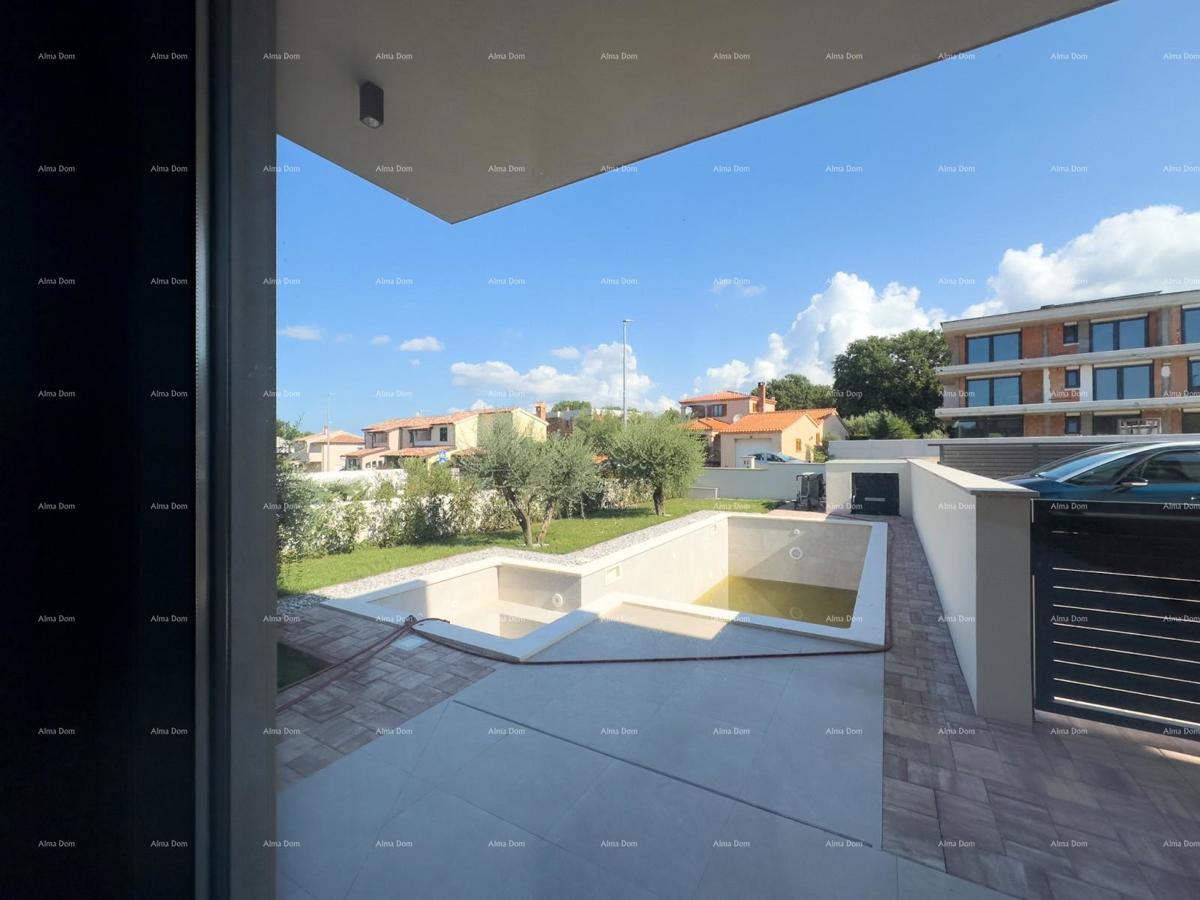 Vendiamo villa bifamiliare con piscina e garage