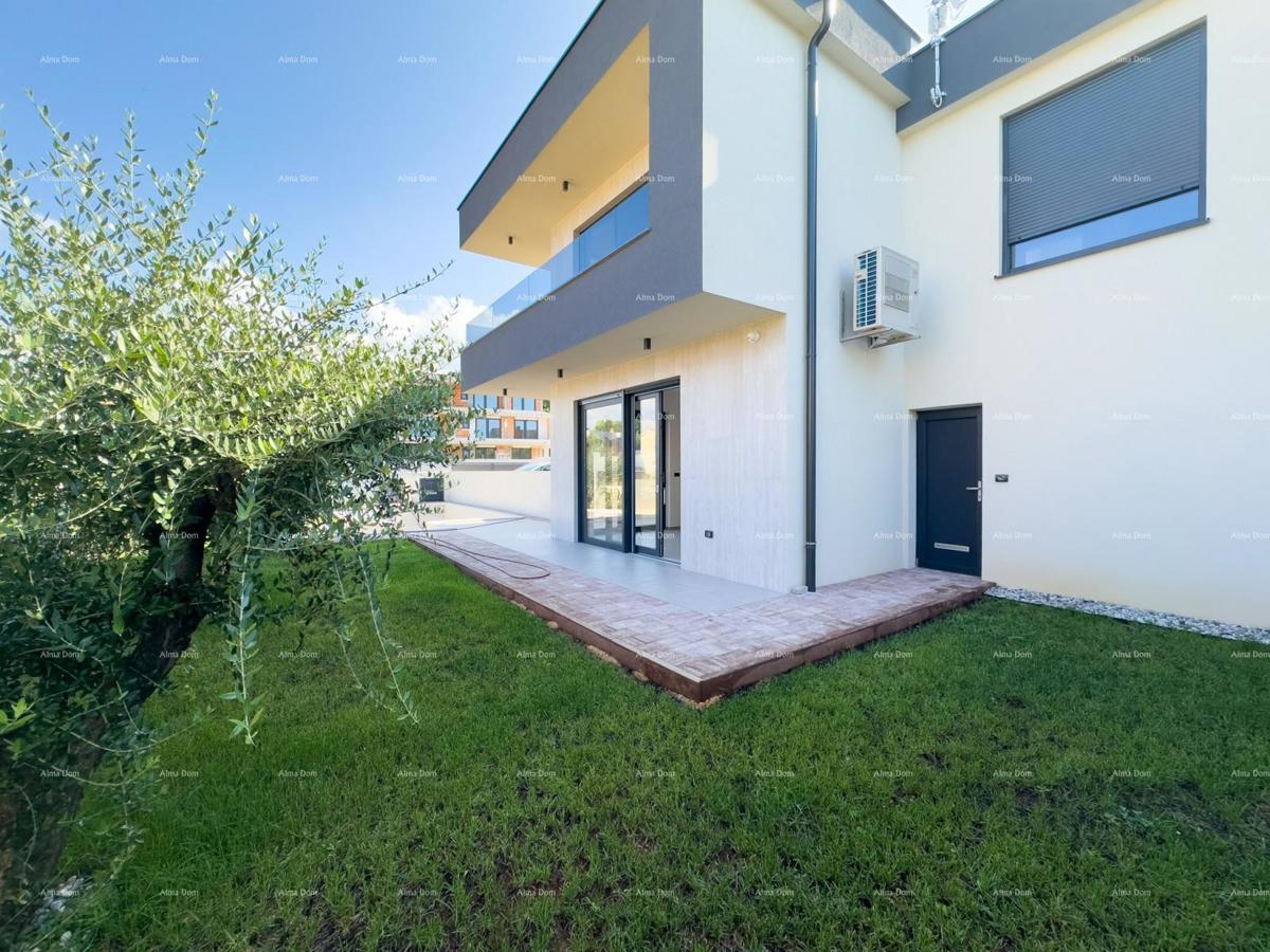 Vendiamo villa bifamiliare con piscina e garage