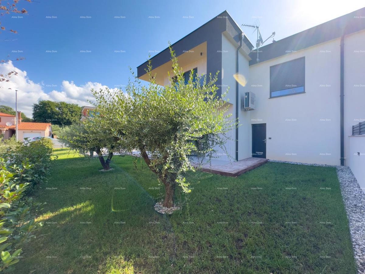 Vendiamo villa bifamiliare con piscina e garage
