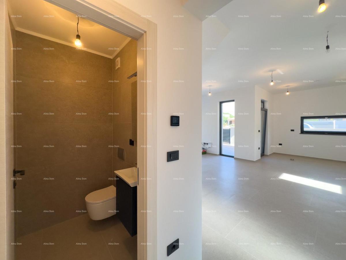 Vendiamo villa bifamiliare con piscina e garage