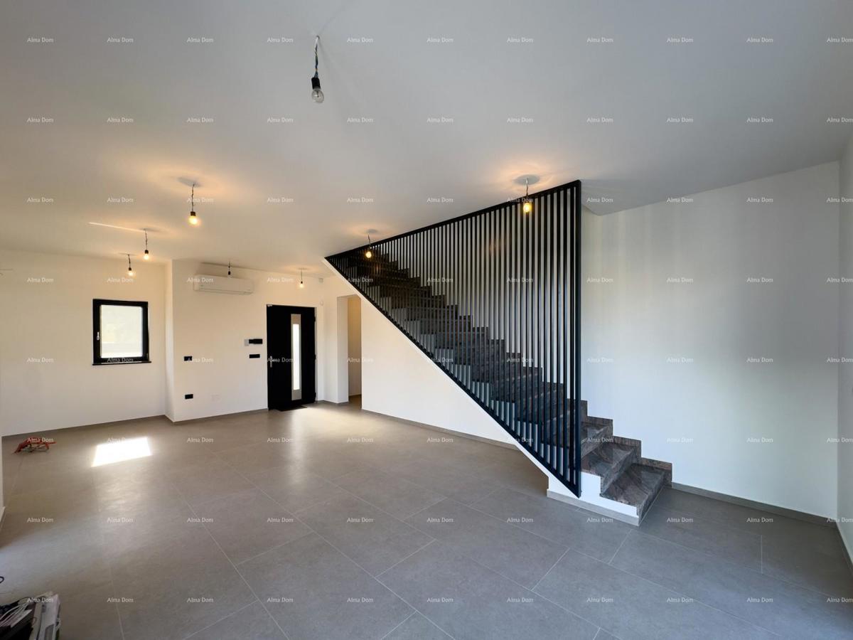 Vendiamo villa bifamiliare con piscina e garage