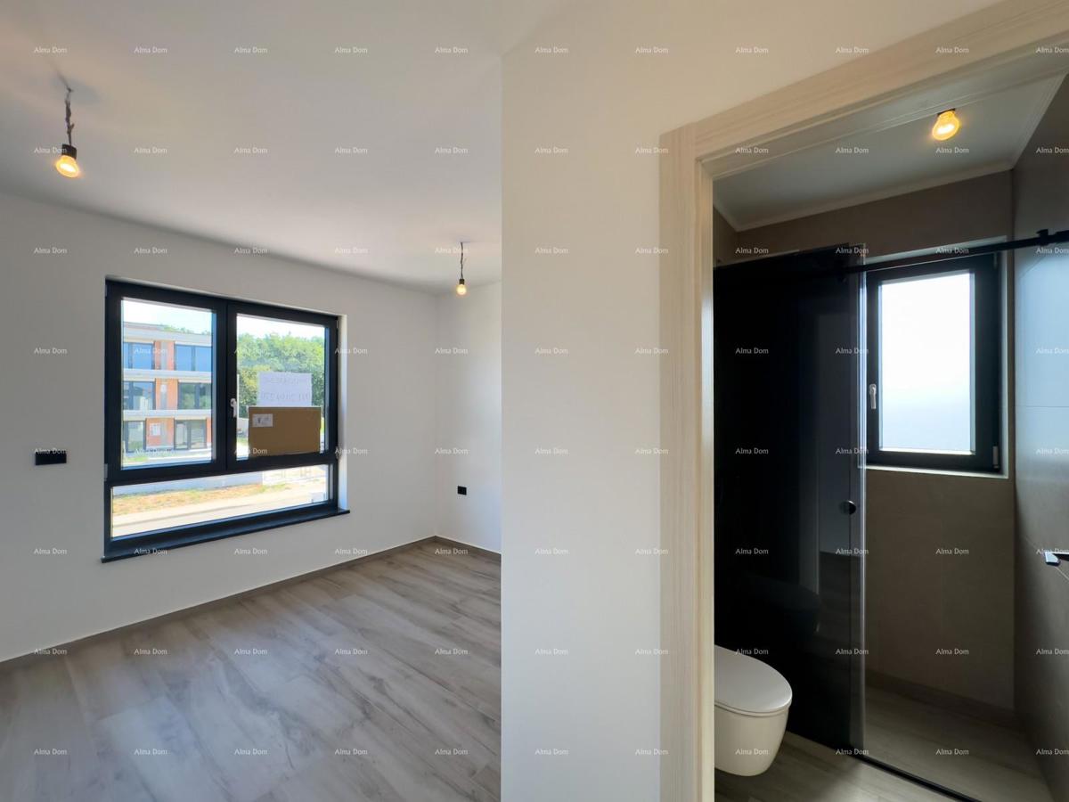 Vendiamo villa bifamiliare con piscina e garage