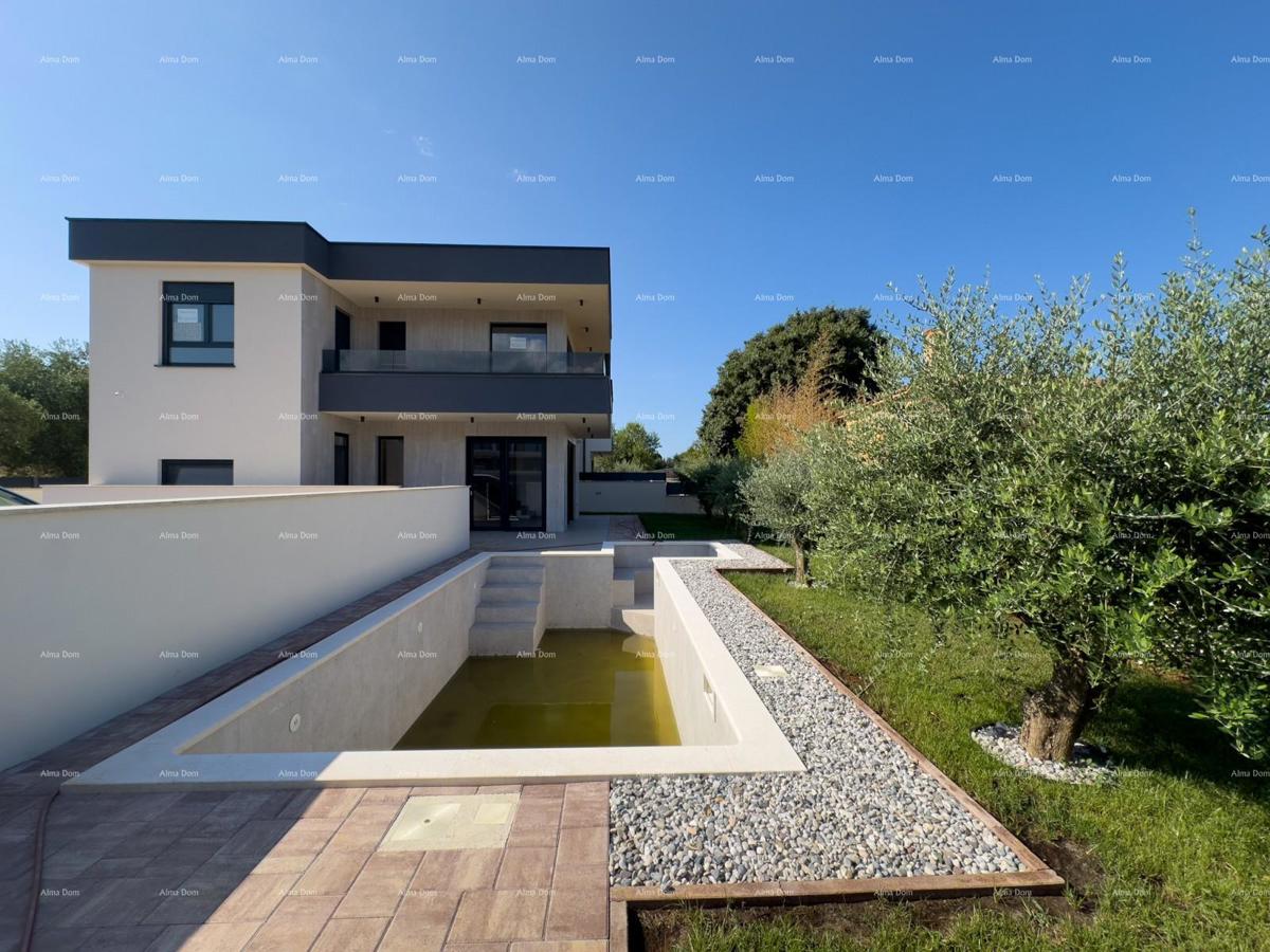 Vendiamo villa bifamiliare con piscina e garage