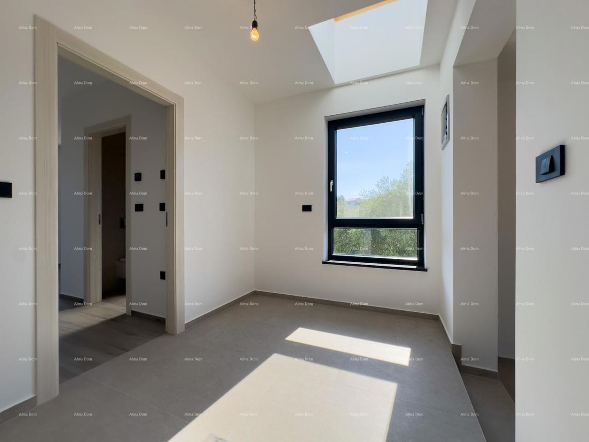 Vendiamo villa bifamiliare con piscina e garage