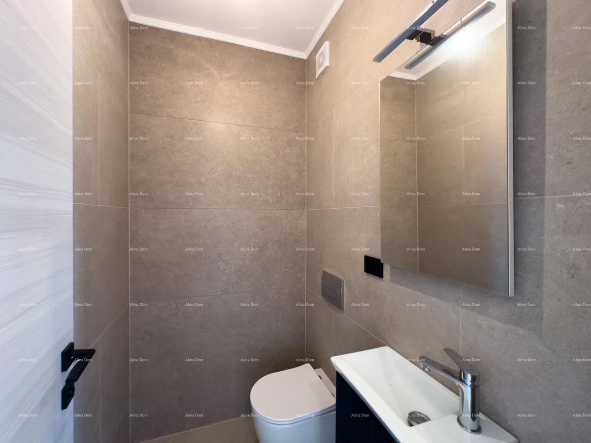 Vendiamo villa bifamiliare con piscina e garage