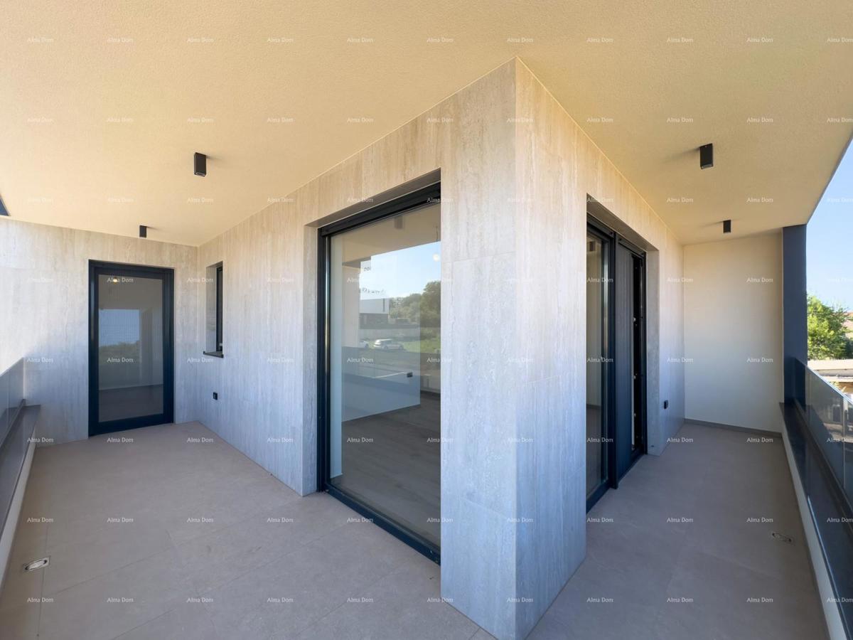 Vendiamo villa bifamiliare con piscina e garage