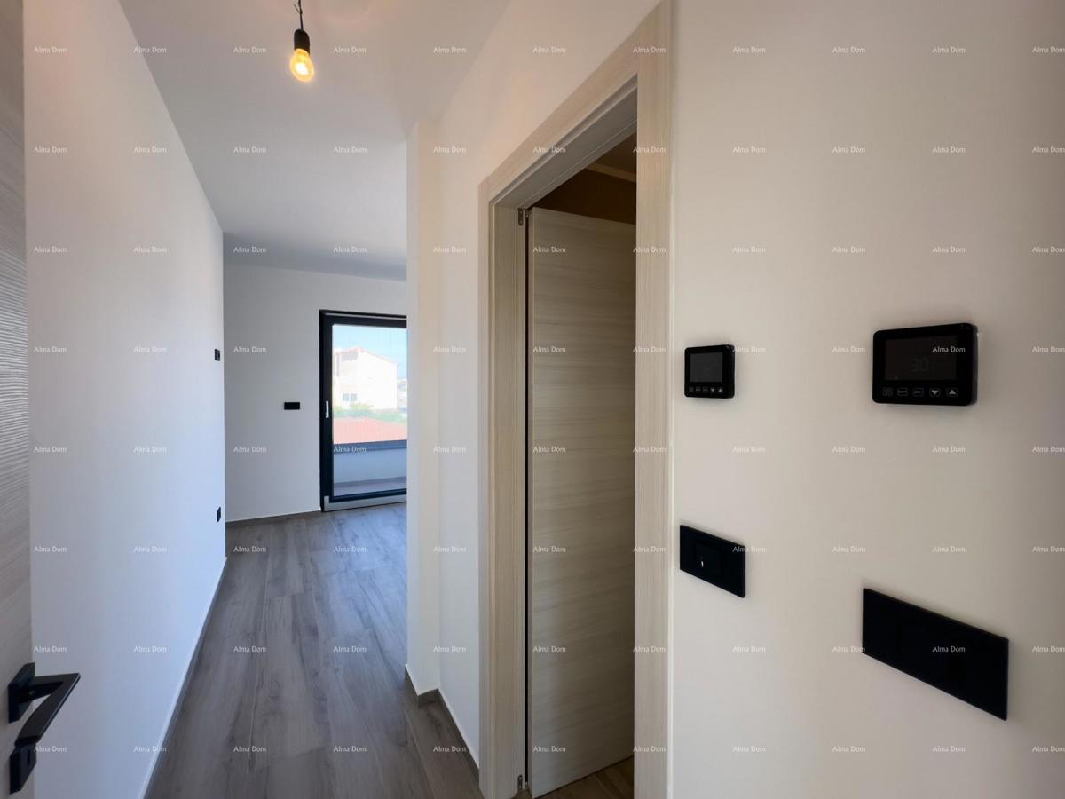 Vendiamo villa bifamiliare con piscina e garage