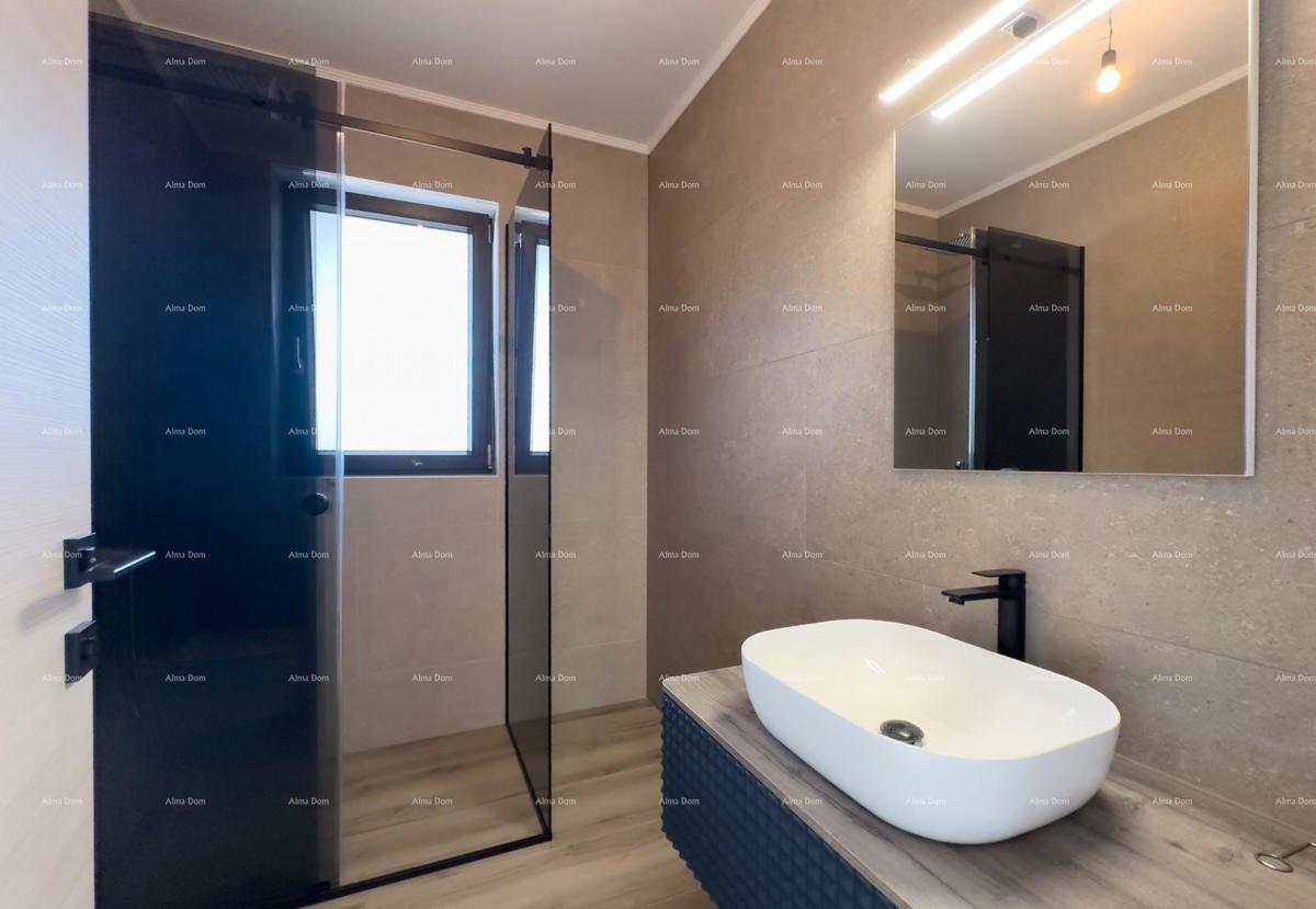 Vendiamo villa bifamiliare con piscina e garage