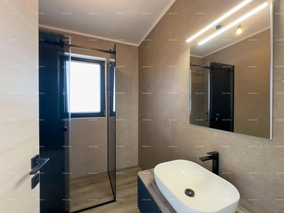 Vendiamo villa bifamiliare con piscina e garage