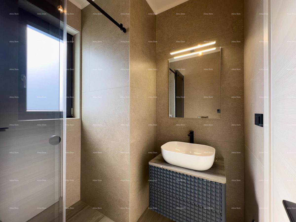 Vendiamo villa bifamiliare con piscina e garage