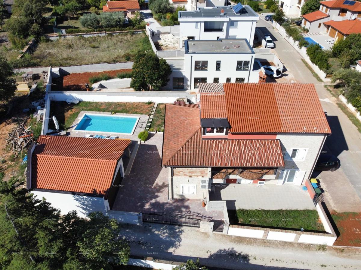 Ližnjan – Casa con appartamenti e piscina, 460 m².