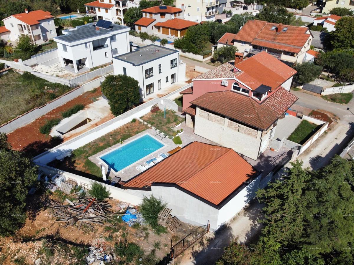 Ližnjan – Casa con appartamenti e piscina, 460 m².