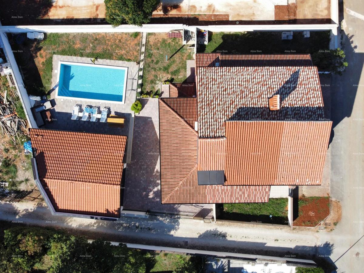 Ližnjan – Casa con appartamenti e piscina, 460 m².