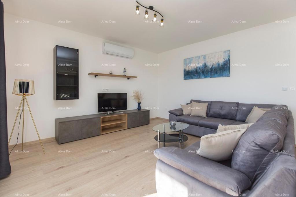 Bellissima villa indipendente con piscina a Raša, vicino al mare.