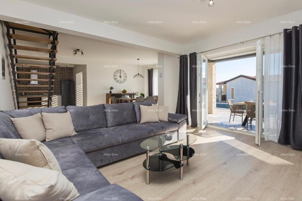 Bellissima villa indipendente con piscina a Raša, vicino al mare.