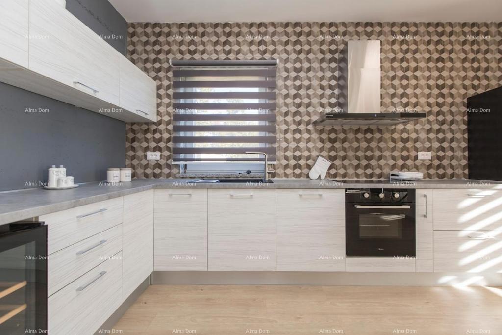 Bellissima villa indipendente con piscina a Raša, vicino al mare.