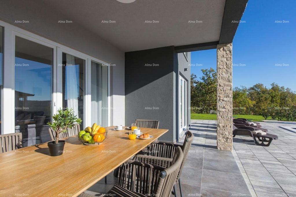 Bellissima villa indipendente con piscina a Raša, vicino al mare.