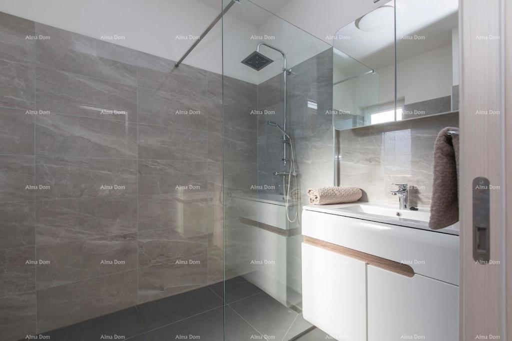 Bellissima villa indipendente con piscina a Raša, vicino al mare.