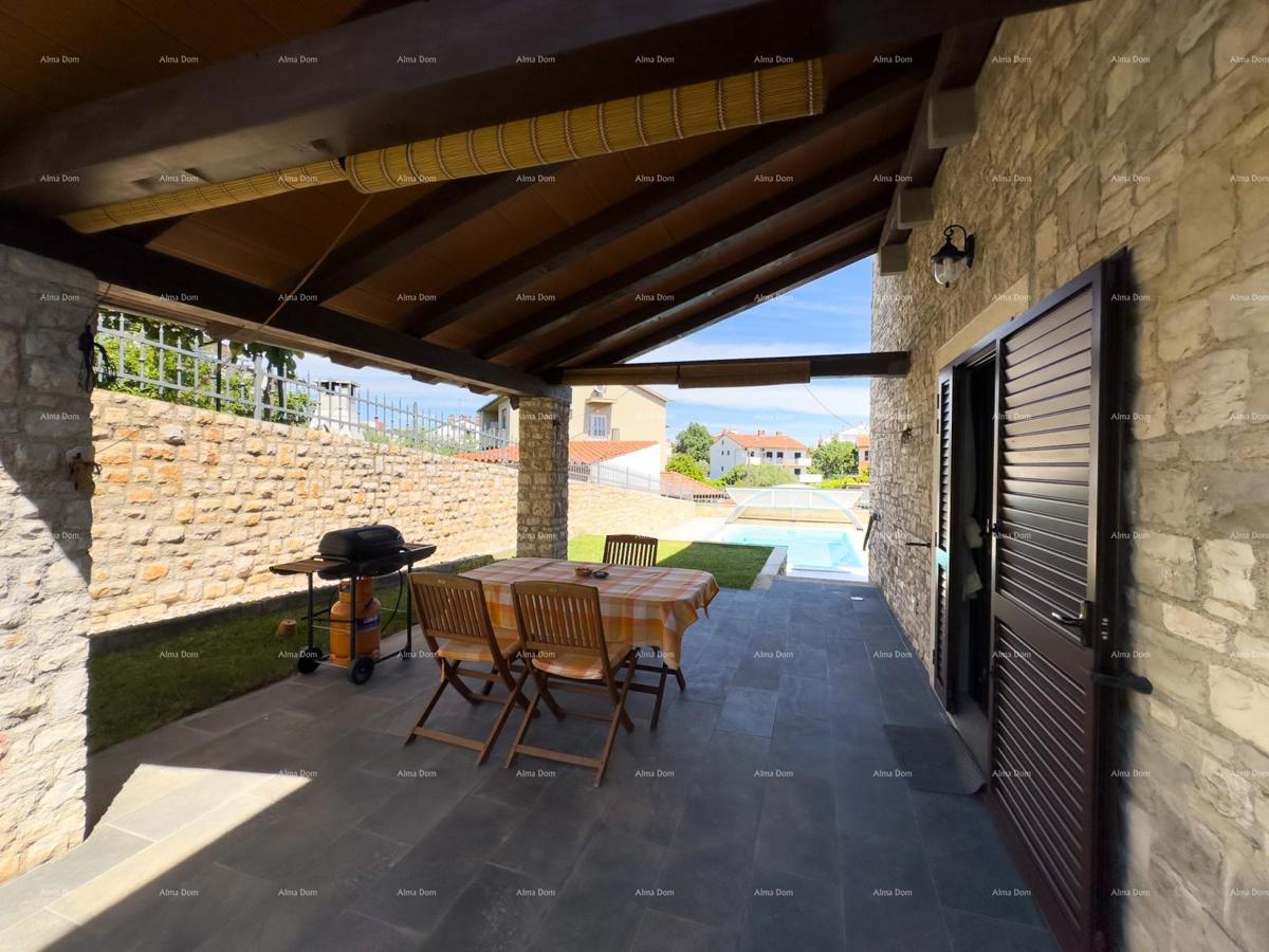 Bellissima casa con piscina a Pola, ideale per famiglie o investimento.