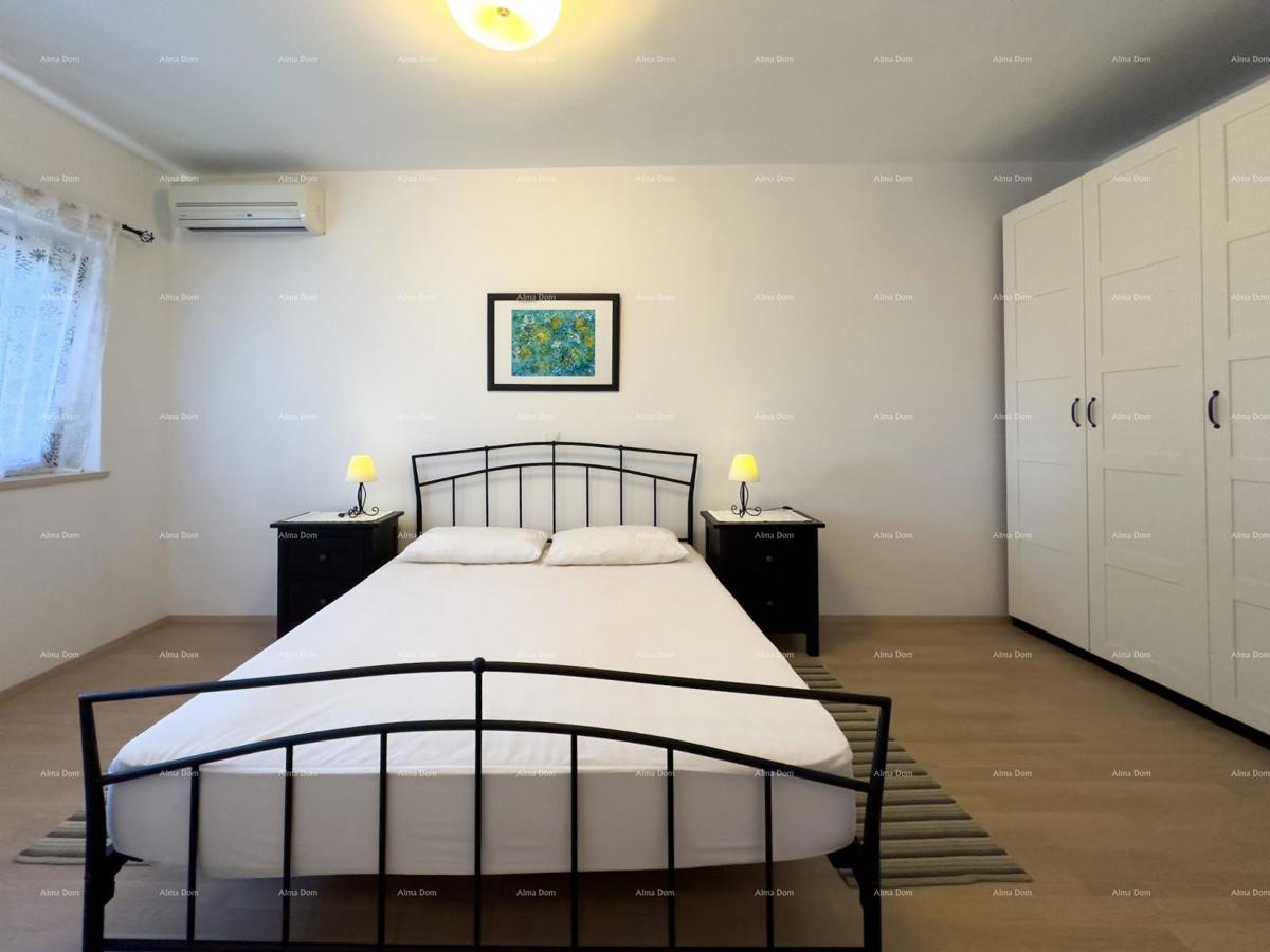 Bellissima casa con piscina a Pola, ideale per famiglie o investimento.