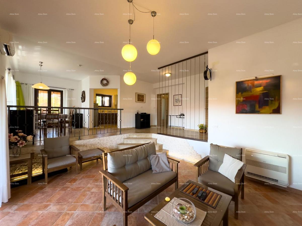 Bellissima casa con piscina a Pola, ideale per famiglie o investimento.