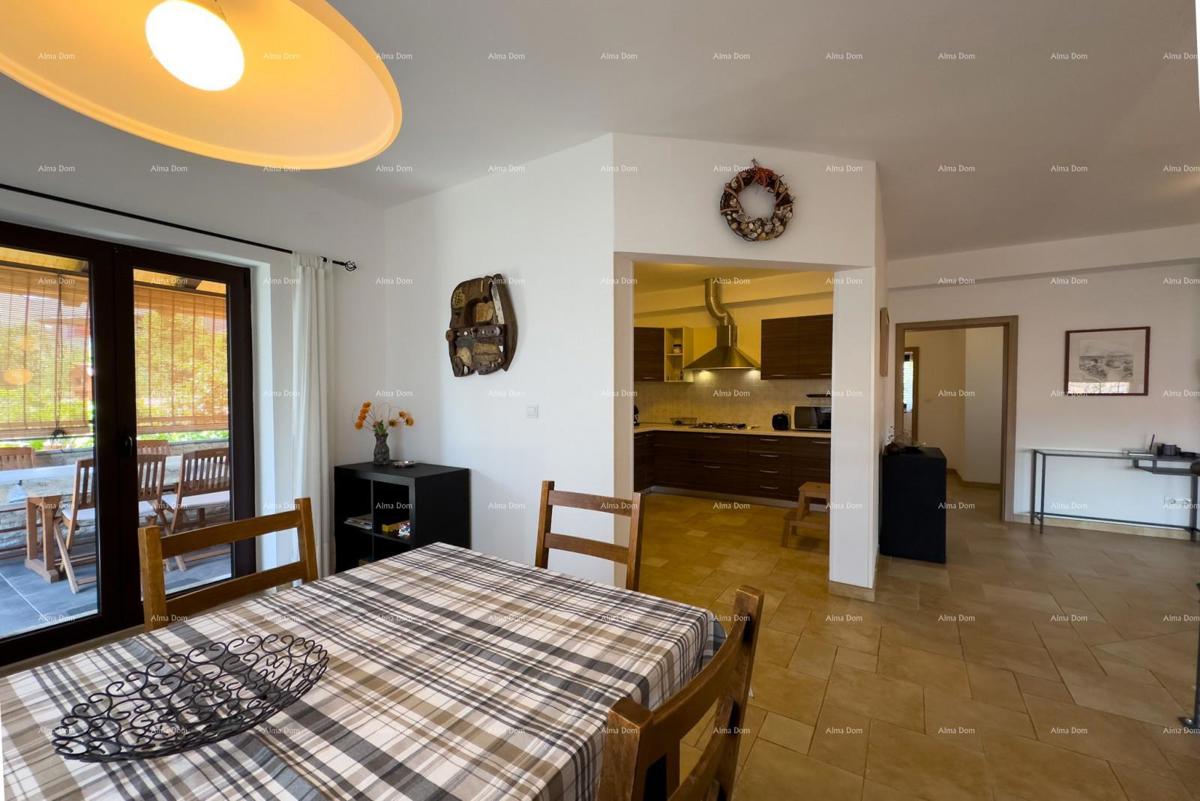 Bellissima casa con piscina a Pola, ideale per famiglie o investimento.