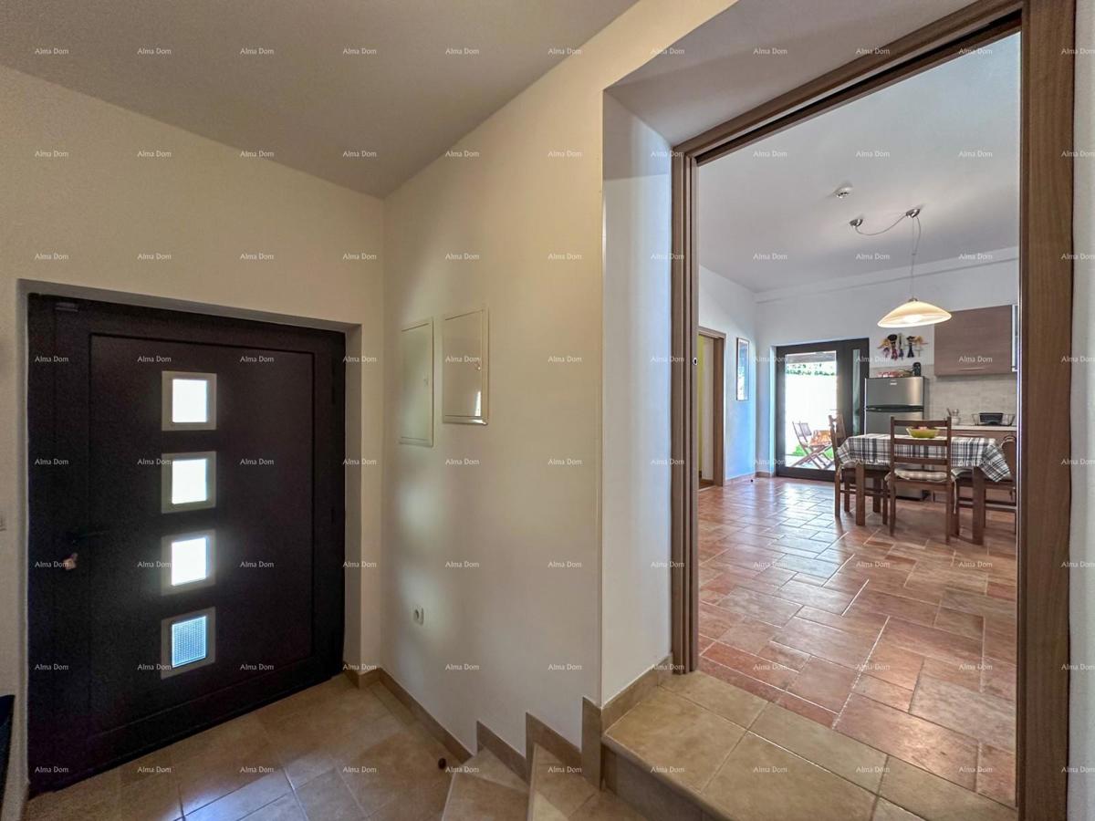 Bellissima casa con piscina a Pola, ideale per famiglie o investimento.