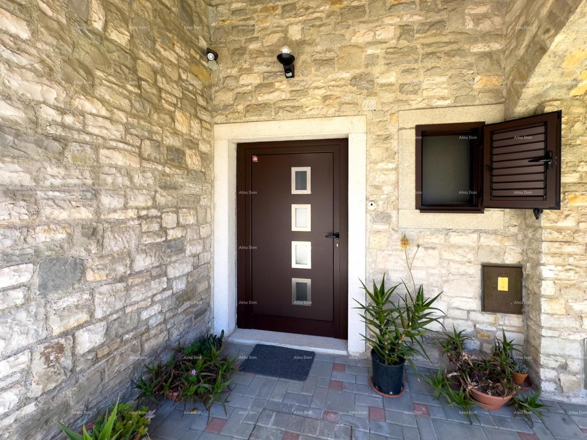 Bellissima casa con piscina a Pola, ideale per famiglie o investimento.