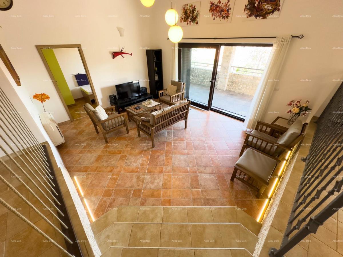 Bellissima casa con piscina a Pola, ideale per famiglie o investimento.