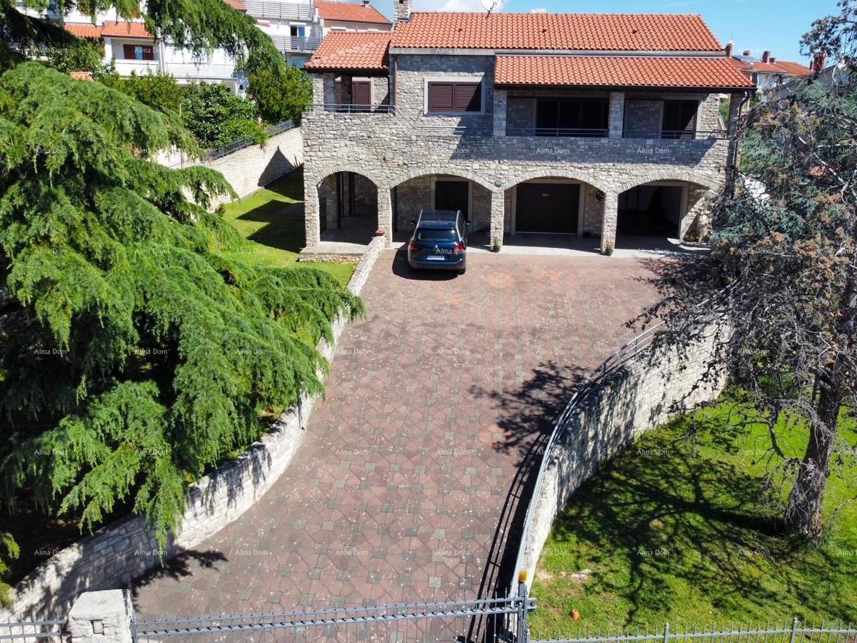 Bellissima casa con piscina a Pola, ideale per famiglie o investimento.