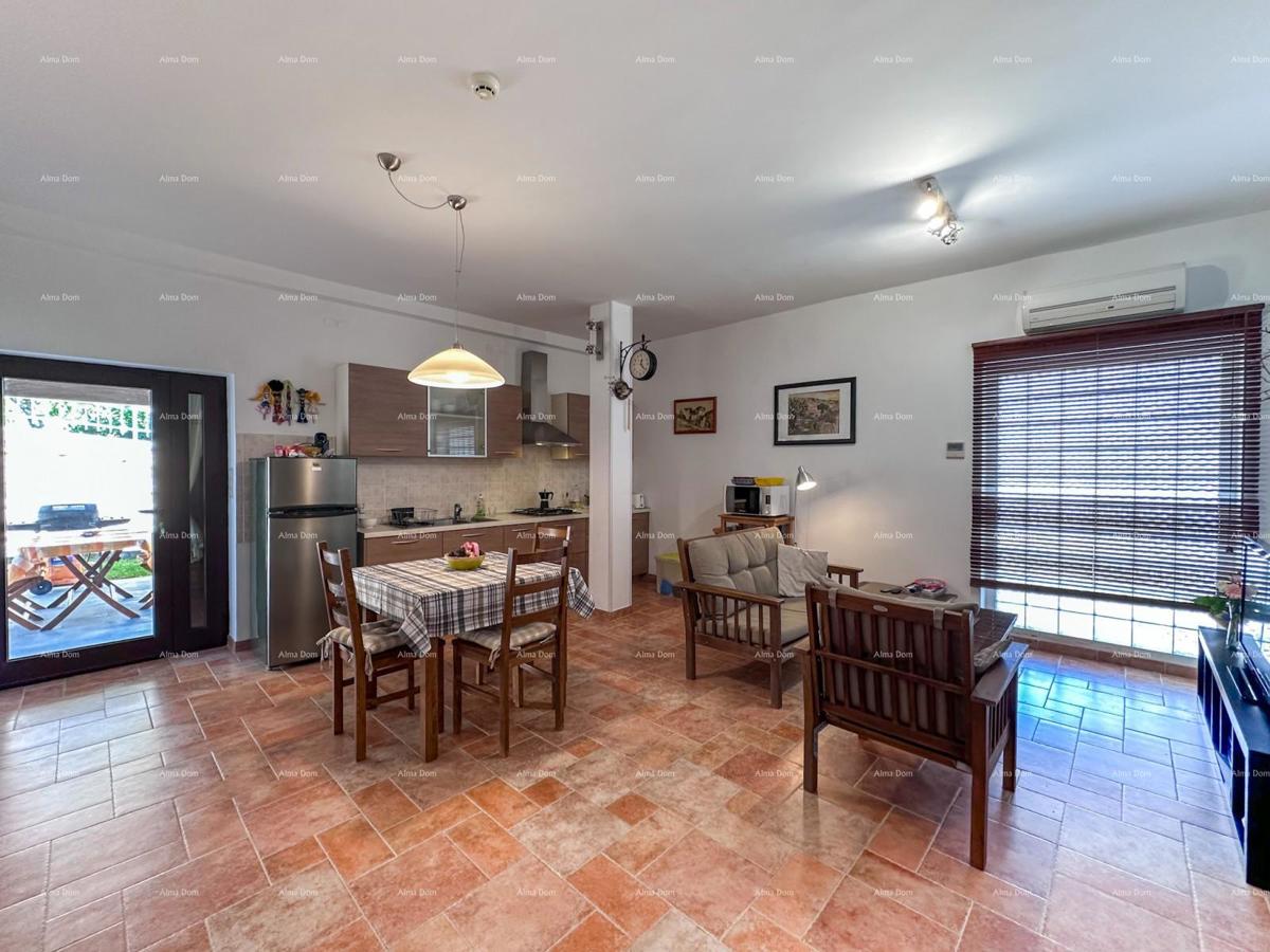 Bellissima casa con piscina a Pola, ideale per famiglie o investimento.