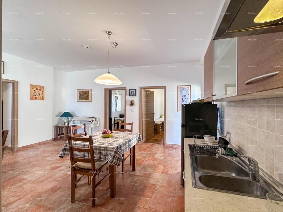 Bellissima casa con piscina a Pola, ideale per famiglie o investimento.