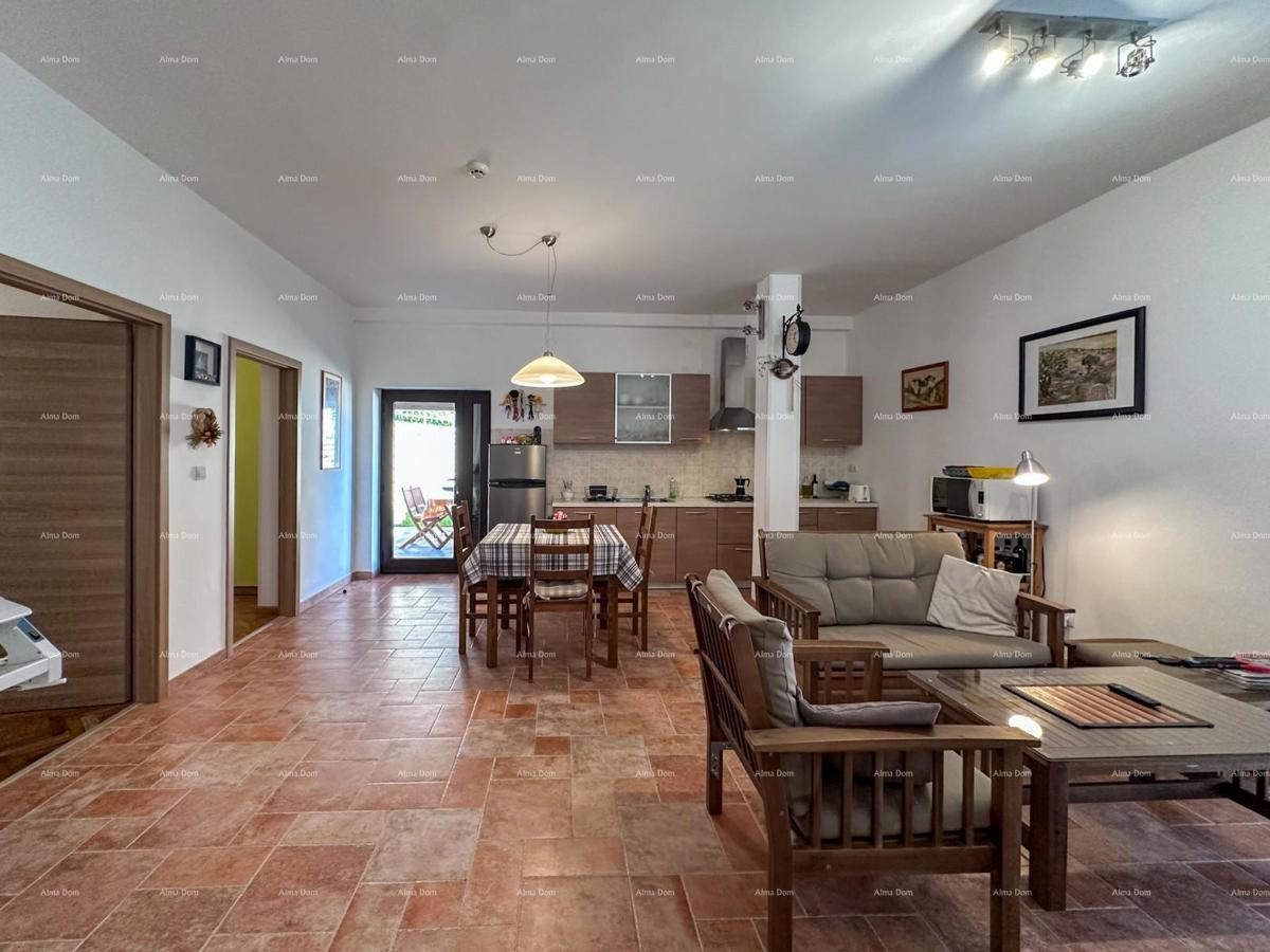 Bellissima casa con piscina a Pola, ideale per famiglie o investimento.