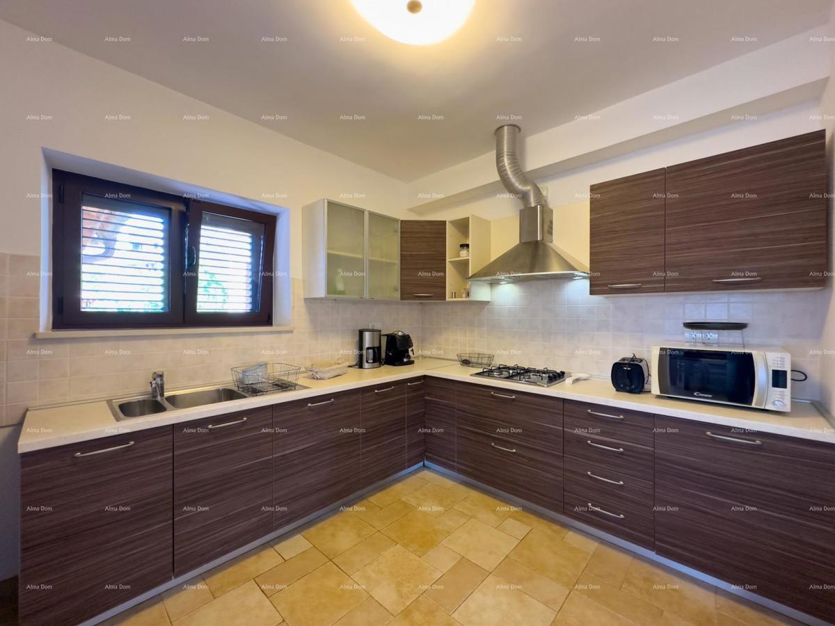 Bellissima casa con piscina a Pola, ideale per famiglie o investimento.