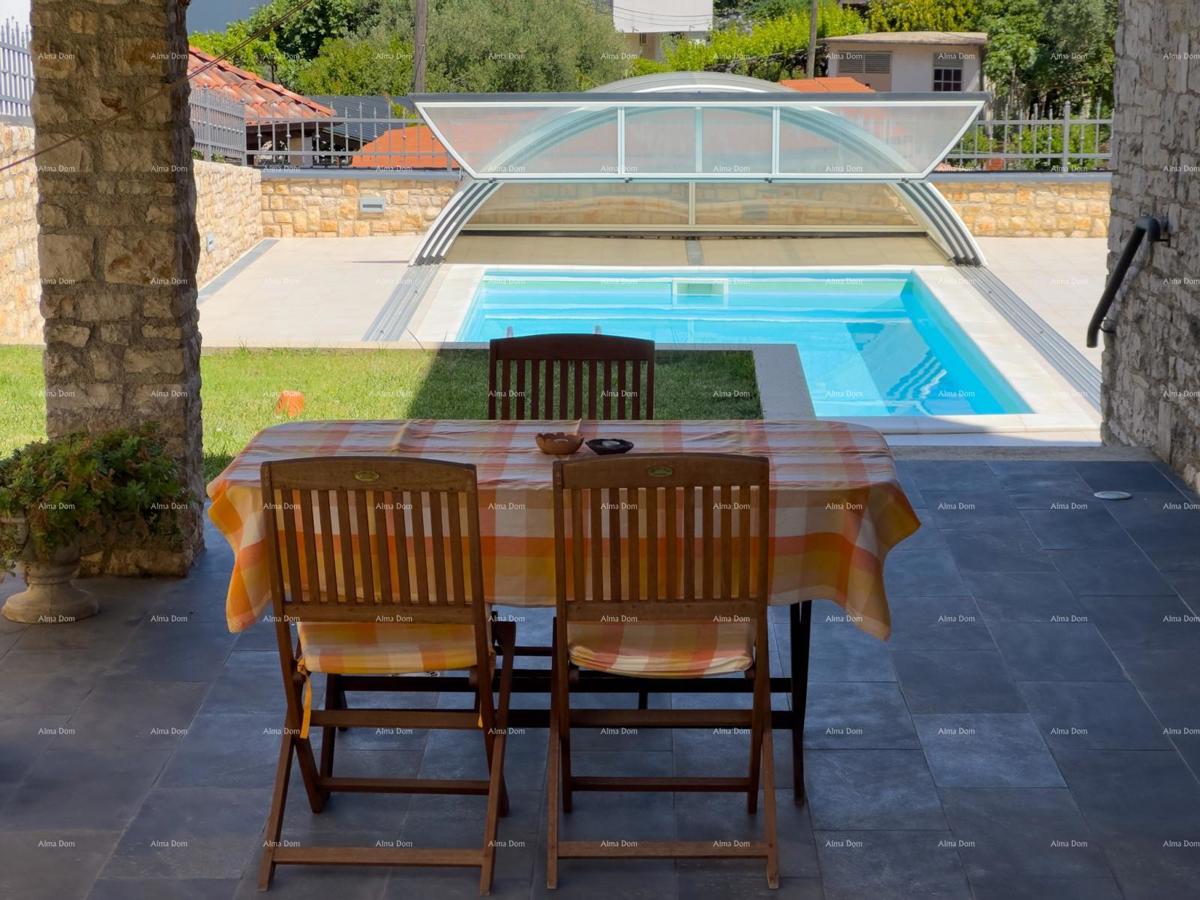 Bellissima casa con piscina a Pola, ideale per famiglie o investimento.