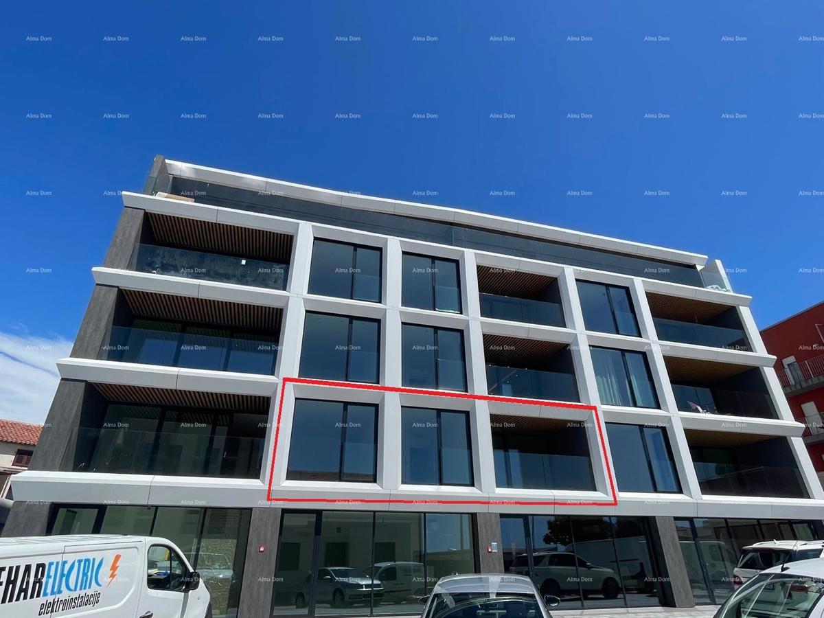 Appartamenti in vendita in un edificio residenziale e commerciale con vista mare, centro di Umago!