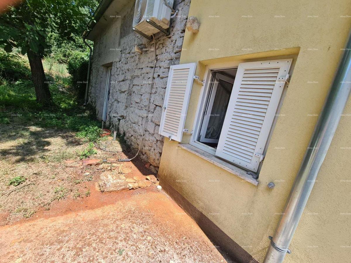 Vendita di una casa con cortile e grande appezzamento di terreno, Barban