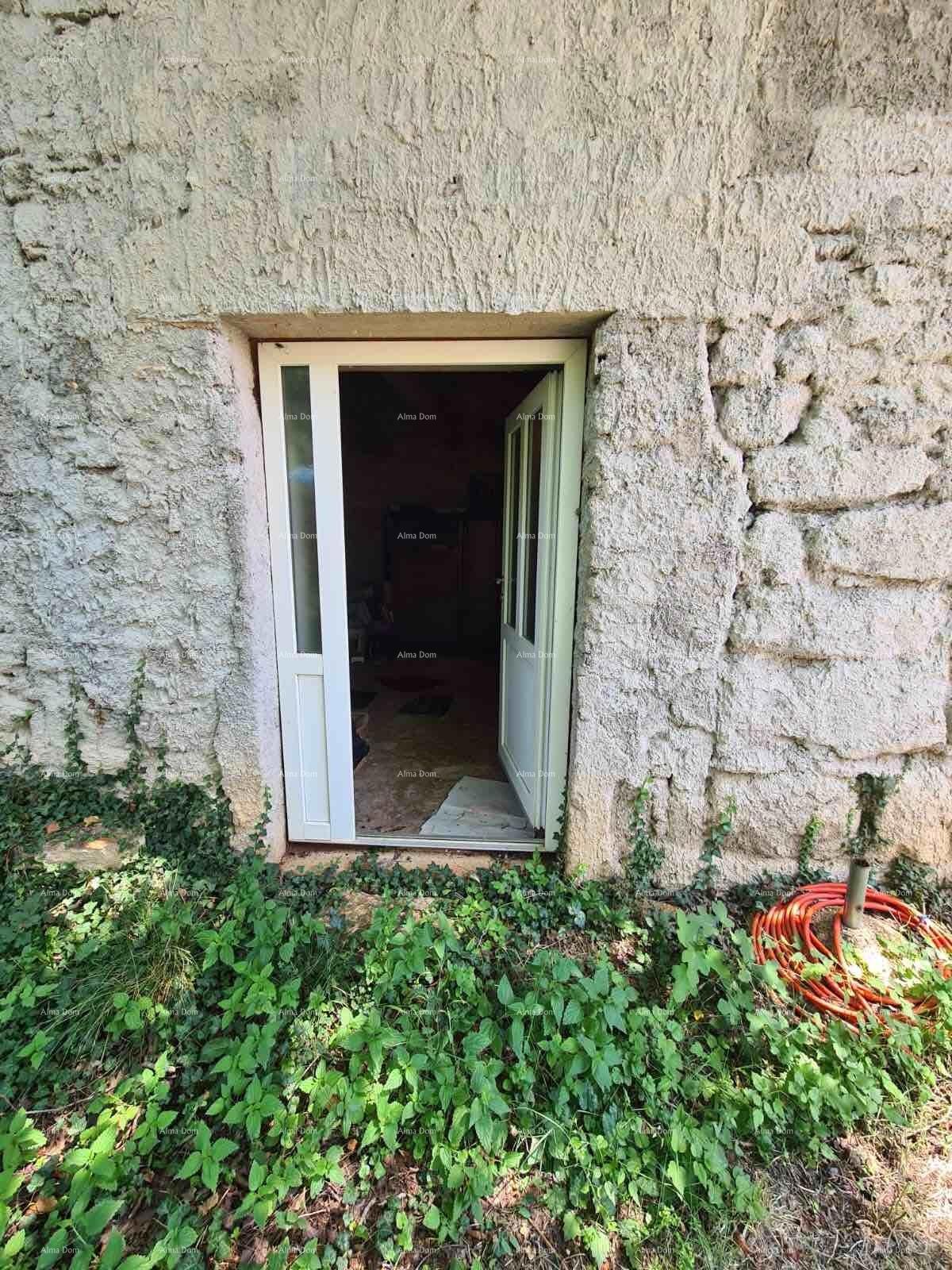 Vendita di una casa con cortile e grande appezzamento di terreno, Barban