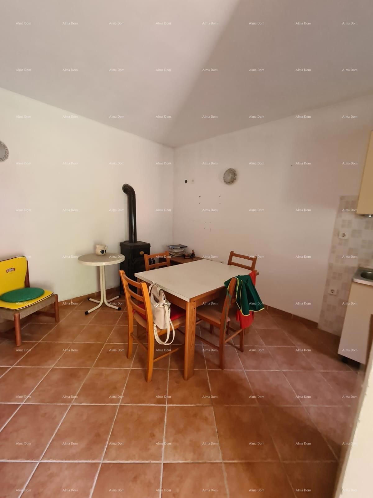 Vendita di una casa con cortile e grande appezzamento di terreno, Barban