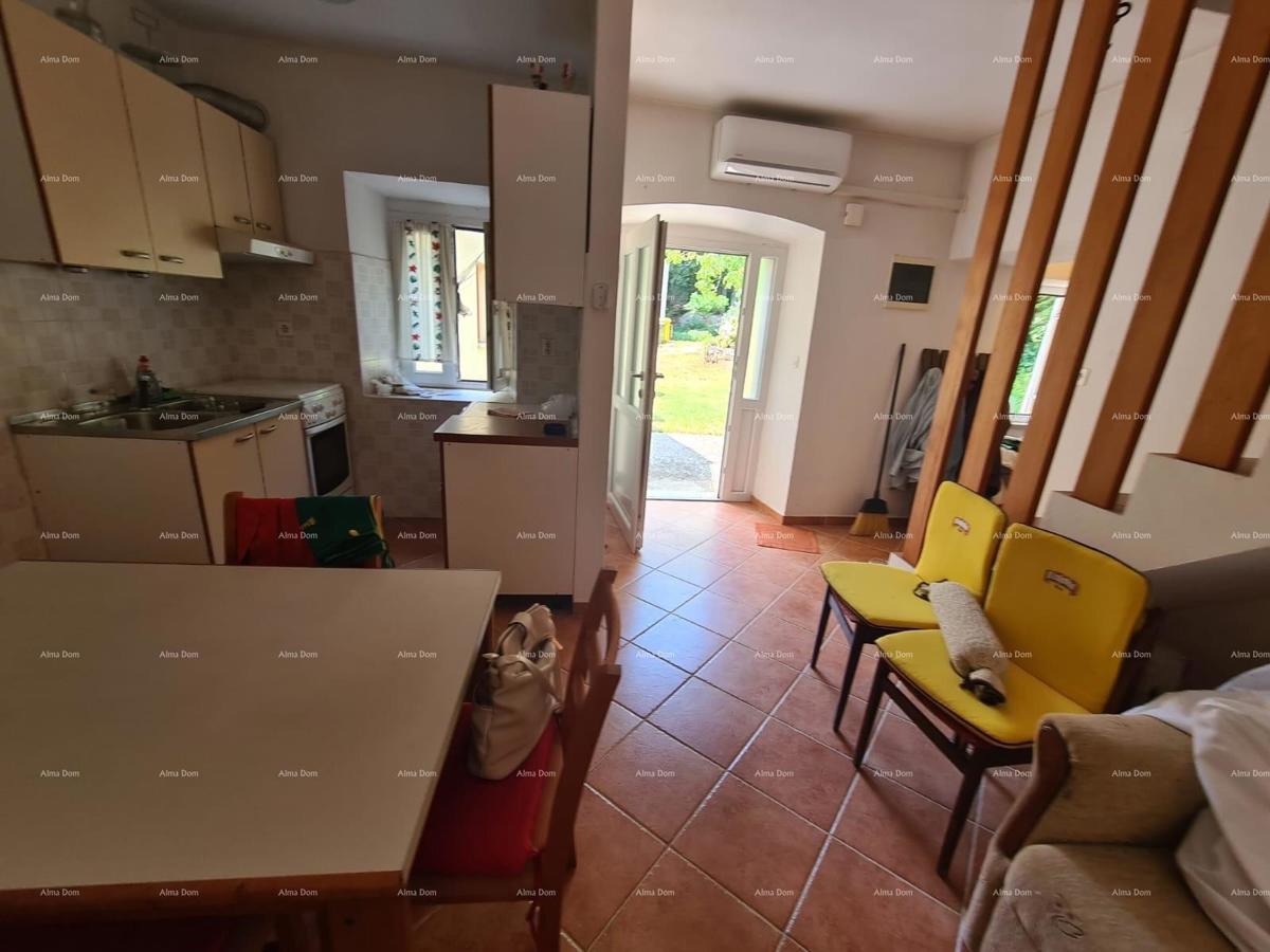 Vendita di una casa con cortile e grande appezzamento di terreno, Barban