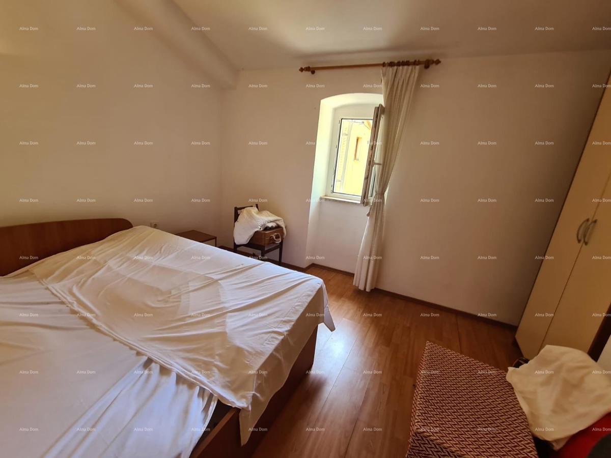 Vendita di una casa con cortile e grande appezzamento di terreno, Barban