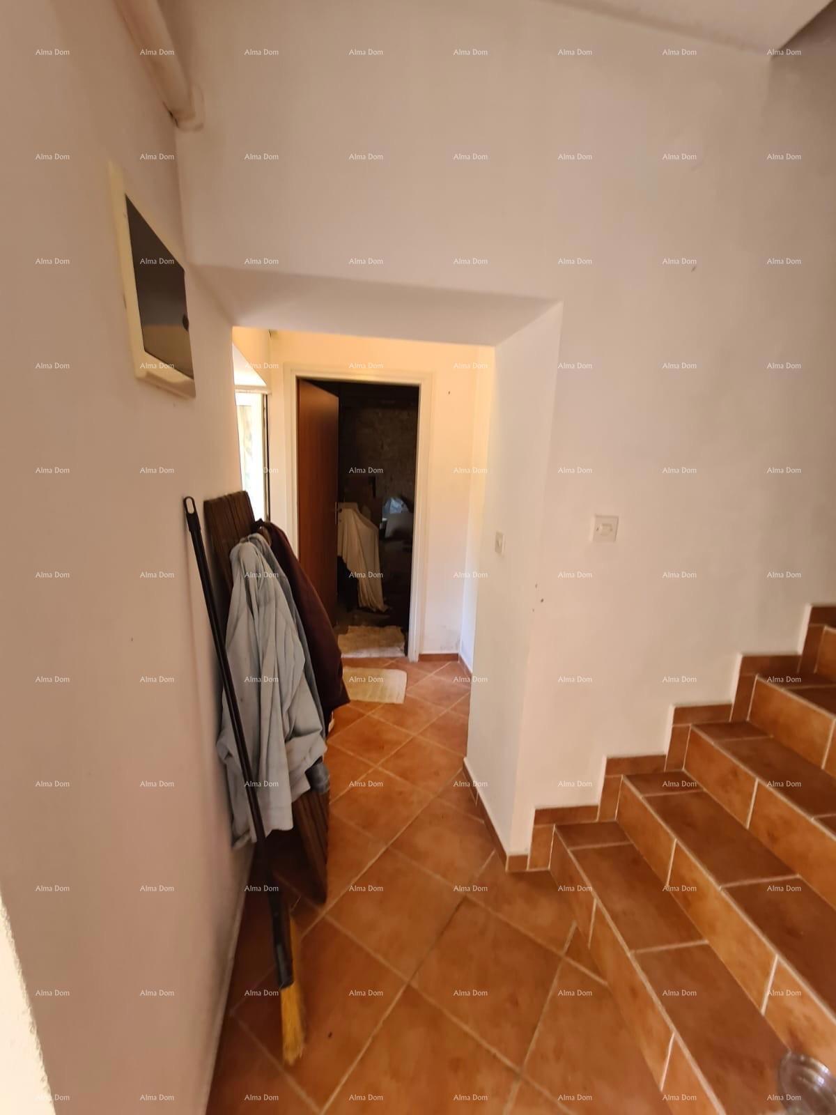 Vendita di una casa con cortile e grande appezzamento di terreno, Barban