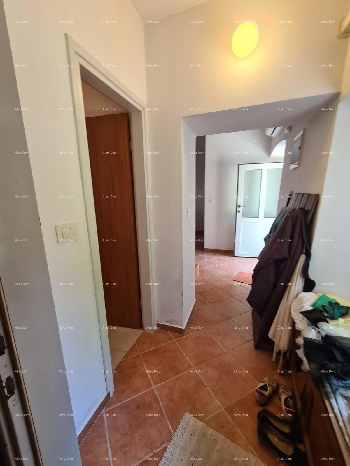 Vendita di una casa con cortile e grande appezzamento di terreno, Barban