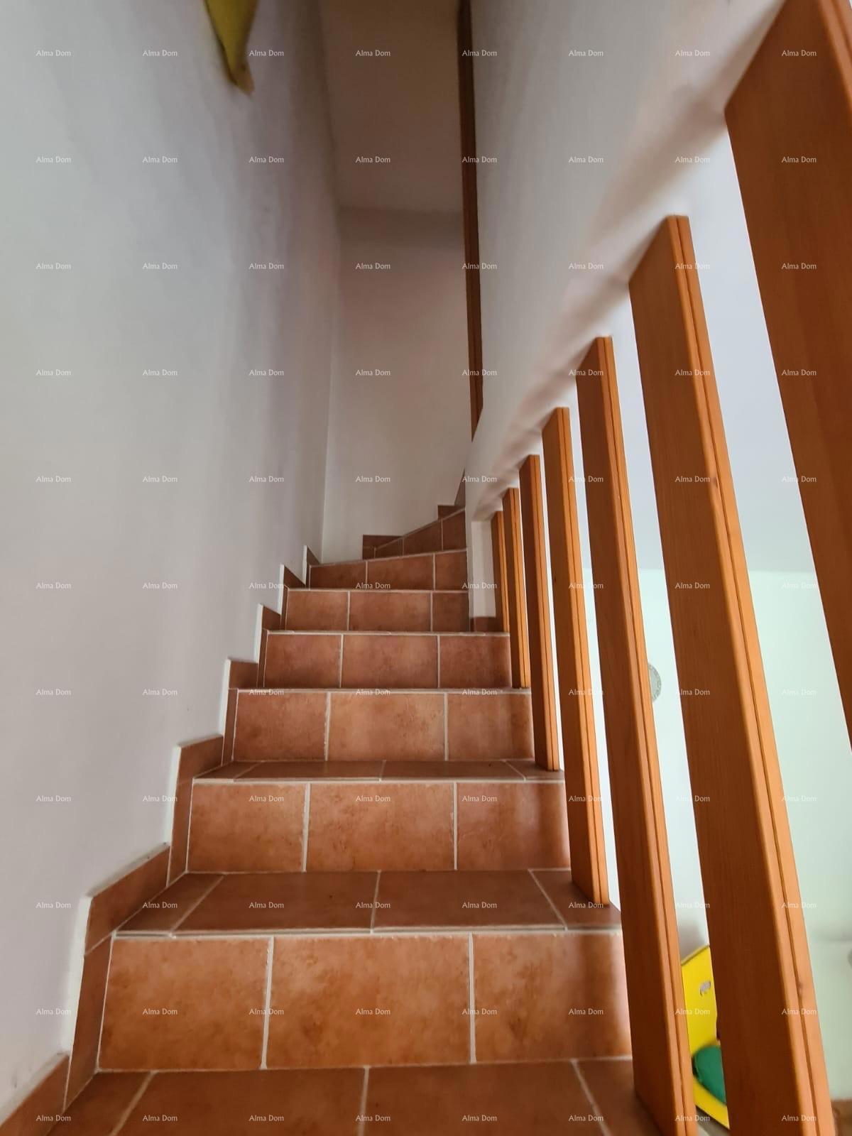 Vendita di una casa con cortile e grande appezzamento di terreno, Barban