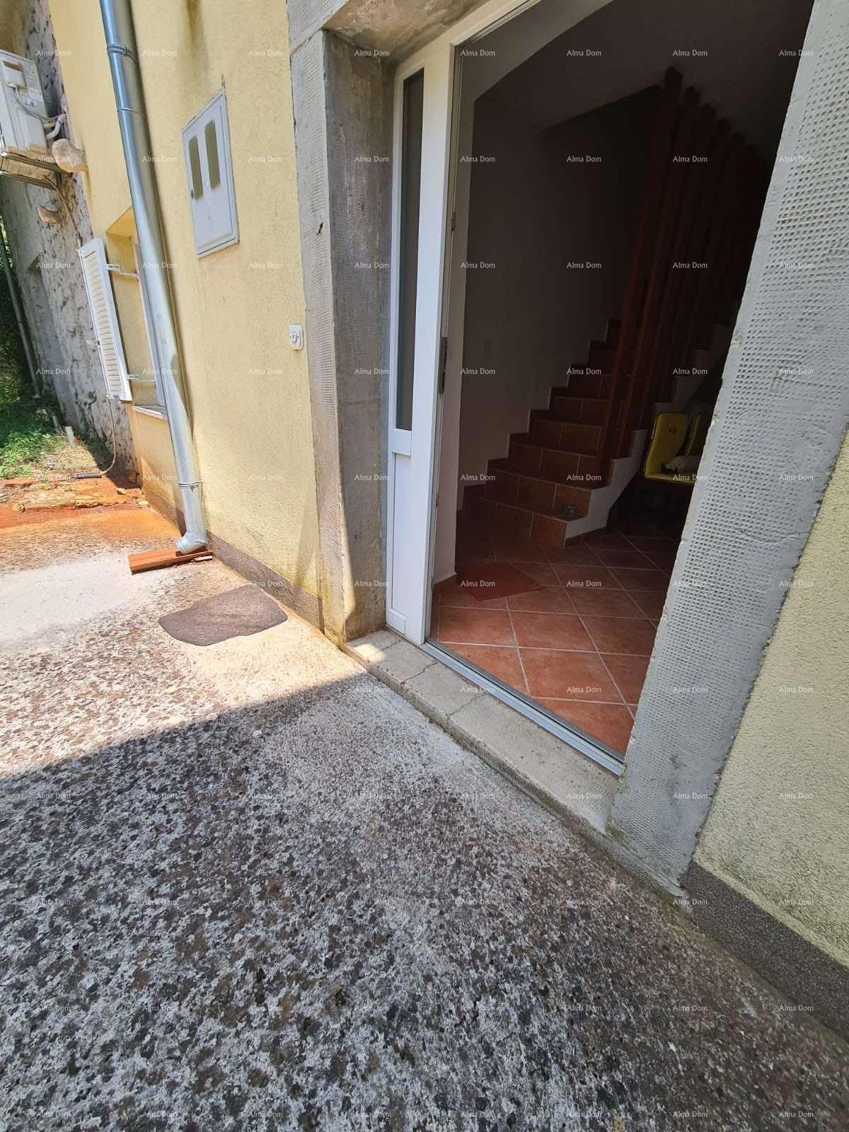 Vendita di una casa con cortile e grande appezzamento di terreno, Barban