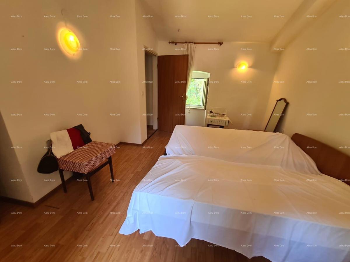 Vendita di una casa con cortile e grande appezzamento di terreno, Barban